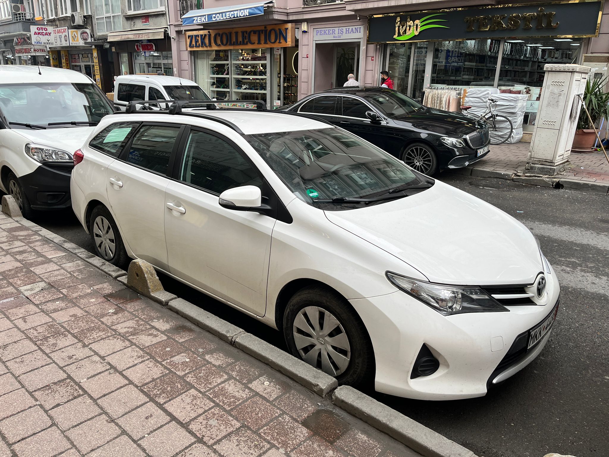 For Toyota Auris TouringSport 2013-Up Roof Rack Cross Bars Flush Rail Alu Black