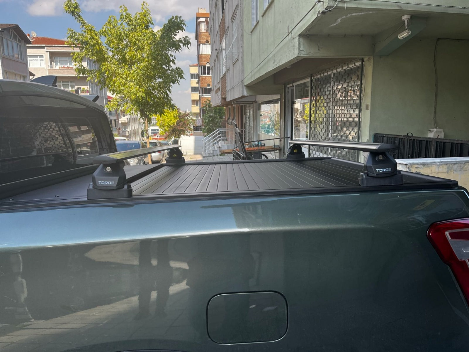 For Ssangyong Musso 2018-Up Roof Rack System, Aluminium Cross Bar, Metal Bracket, Raised Rail, Silver